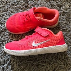 Nike revolution 3 girl toddler size 9 pink shoes
